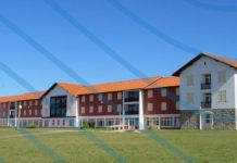 Foto de hotel de la unidad turística de Chapadmalal con ondas claras por arriba y en el borde superior izquierdo logo del CONICET Mar del Plata.