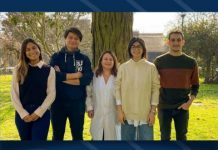 Fondo azul con ondas claras. En el borde superior izquierdo logo de CONCIET Mar del Plata, centrada la foto del grupo de investigación, que son cinco personas paradas en un espacio abierto con un árbol de fondo.