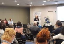 Foto de sala llena en una conferencia, arriba a la izquierda logo del CONICET Mar del Plata